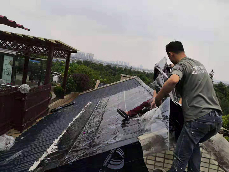 高層窗戶頂沿漏水維修沒人敢修怎么辦